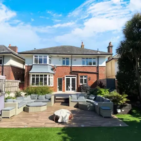 Four Bedroom Family Abode With Hot Tub, Garden And Bbq Bournemouth Exterior photo