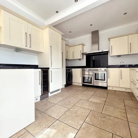Four Bedroom Family Abode With Hot Tub, Garden And Bbq Bournemouth Exterior photo