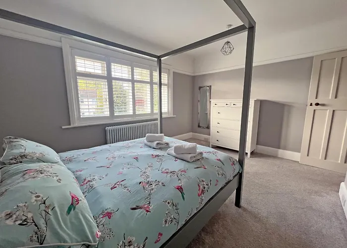 Four Bedroom Family Abode With Hot Tub, Garden And Bbq
