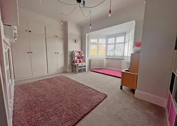 Four Bedroom Family Abode With Hot Tub, Garden And Bbq
